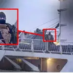 Un hombre con un rifle de asalto en un barco civil ruso en el Mar del Norte captado por los periodistas escandinavos