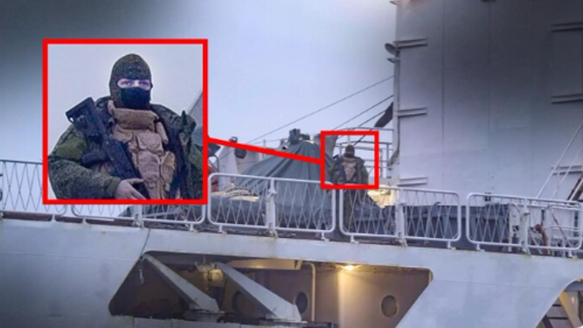 Un hombre con un rifle de asalto en un barco civil ruso en el Mar del Norte captado por los periodistas escandinavos