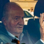 Juan Carlos I saluda a la prensa a su llegada a la casa de Pedro Campos 