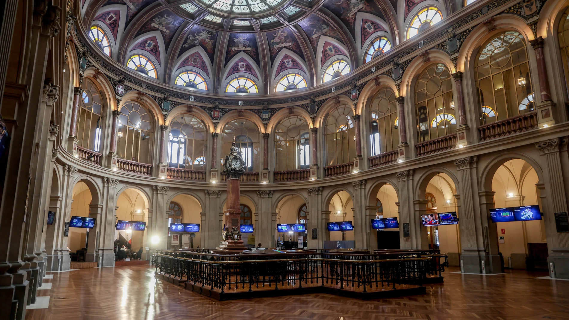 Economía/Bolsa.- El Ibex 35 cae un 0,4% al cierre, pero mantiene la cota de los 9.400 enteros