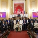 Foto de familia de los premiados junto a las personalidades asistentes ayer al acto en el Senado