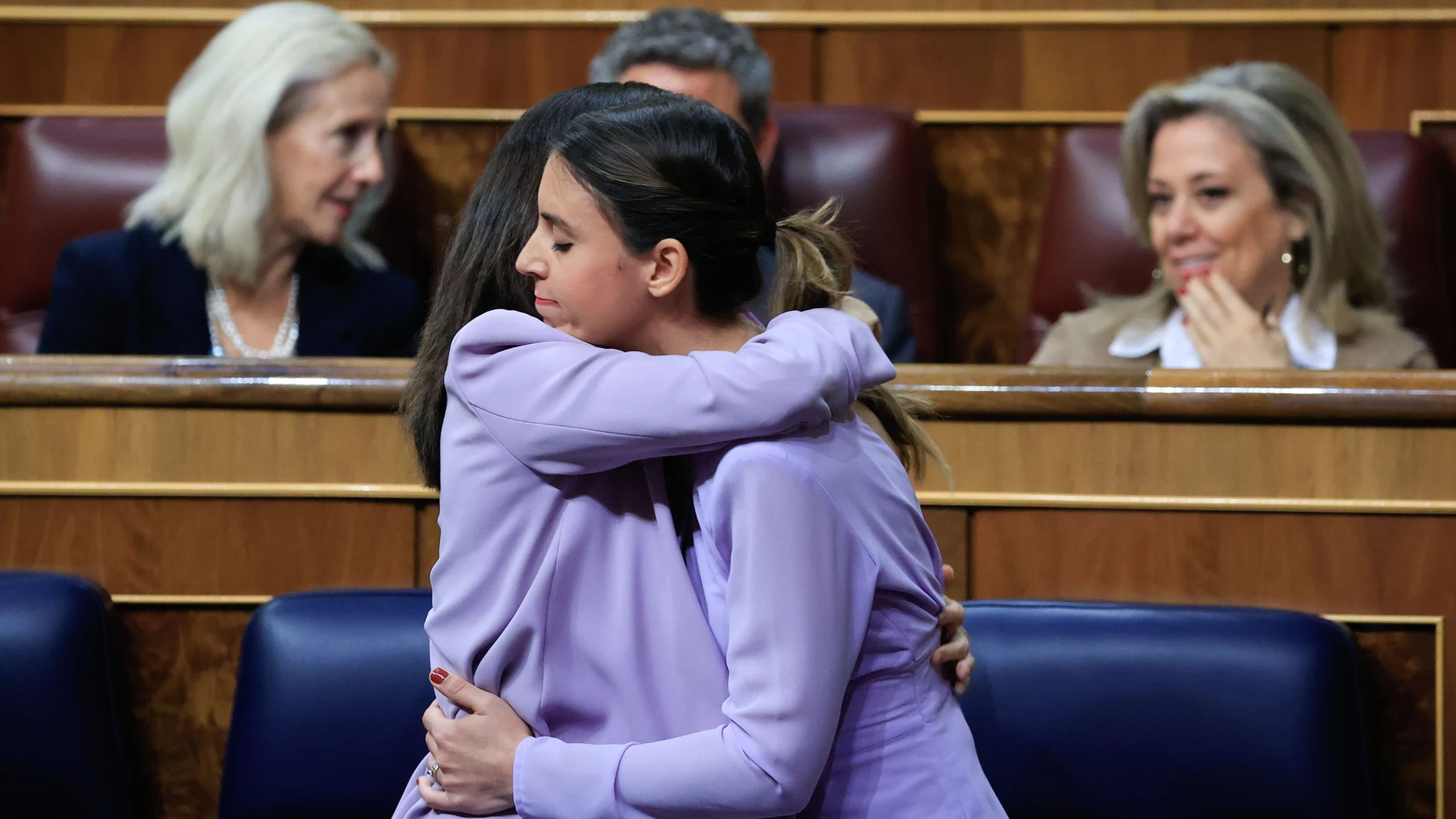 MADRID, 20/04/2023.- La ministra de Derechos Sociales Ione Belarra (i) y su compañera de partido y ministra de Igualdad, Irene Montero (d), durante el pleno celebrado este jueves en el Congreso. 