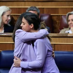 MADRID, 20/04/2023.- La ministra de Derechos Sociales Ione Belarra (i) y su compañera de partido y ministra de Igualdad, Irene Montero (d), durante el pleno celebrado este jueves en el Congreso. 