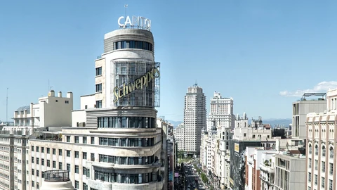 Una réplica exacta del cartel original "Capitol" en la cúspide del edificio Carrión noventa años después de su inauguración en 1933.