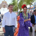Eva González y Alberto Núñez Feijóo en la Feria de Abril 