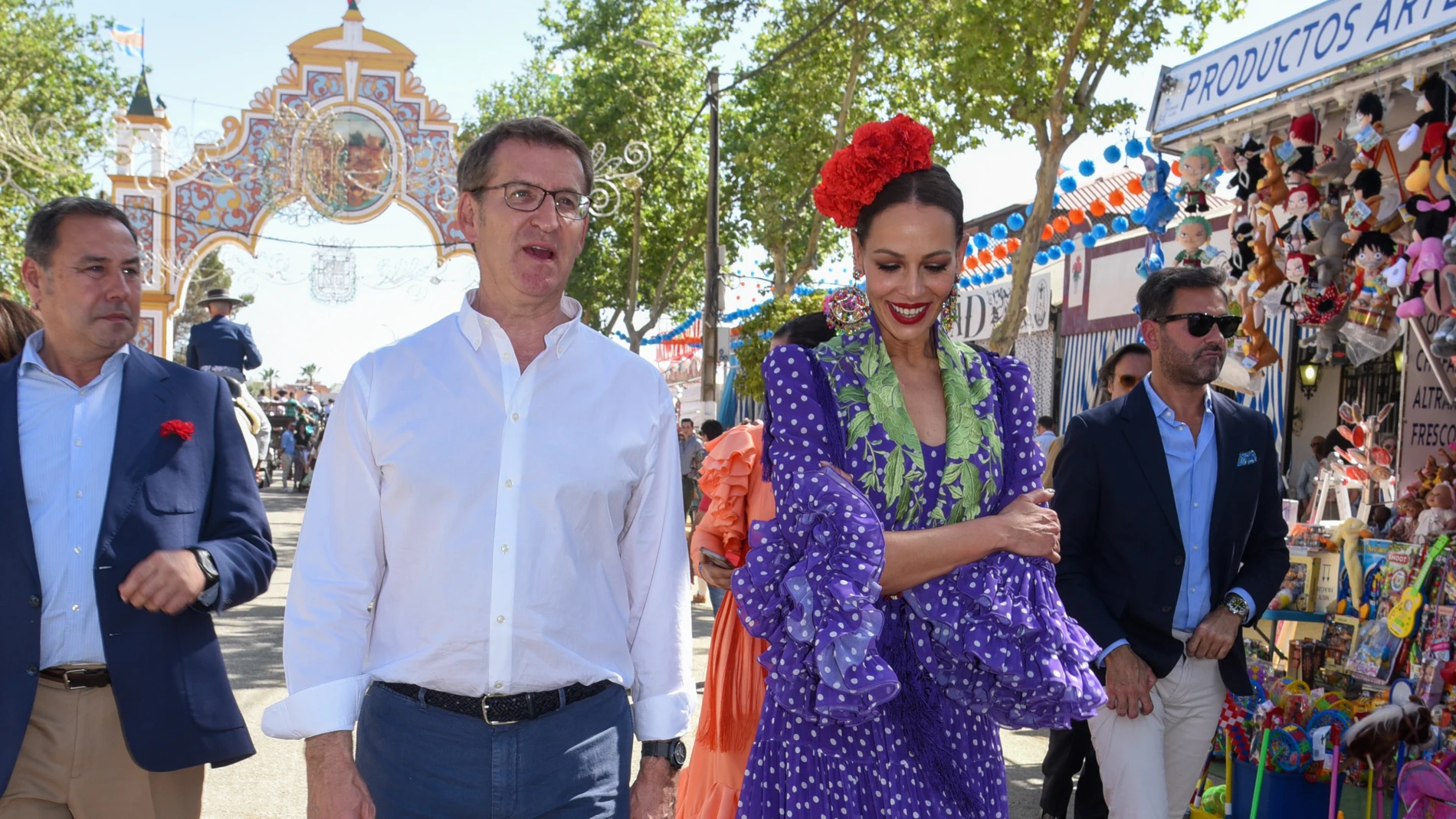 Eva González y Alberto Núñez Feijóo en la Feria de Abril