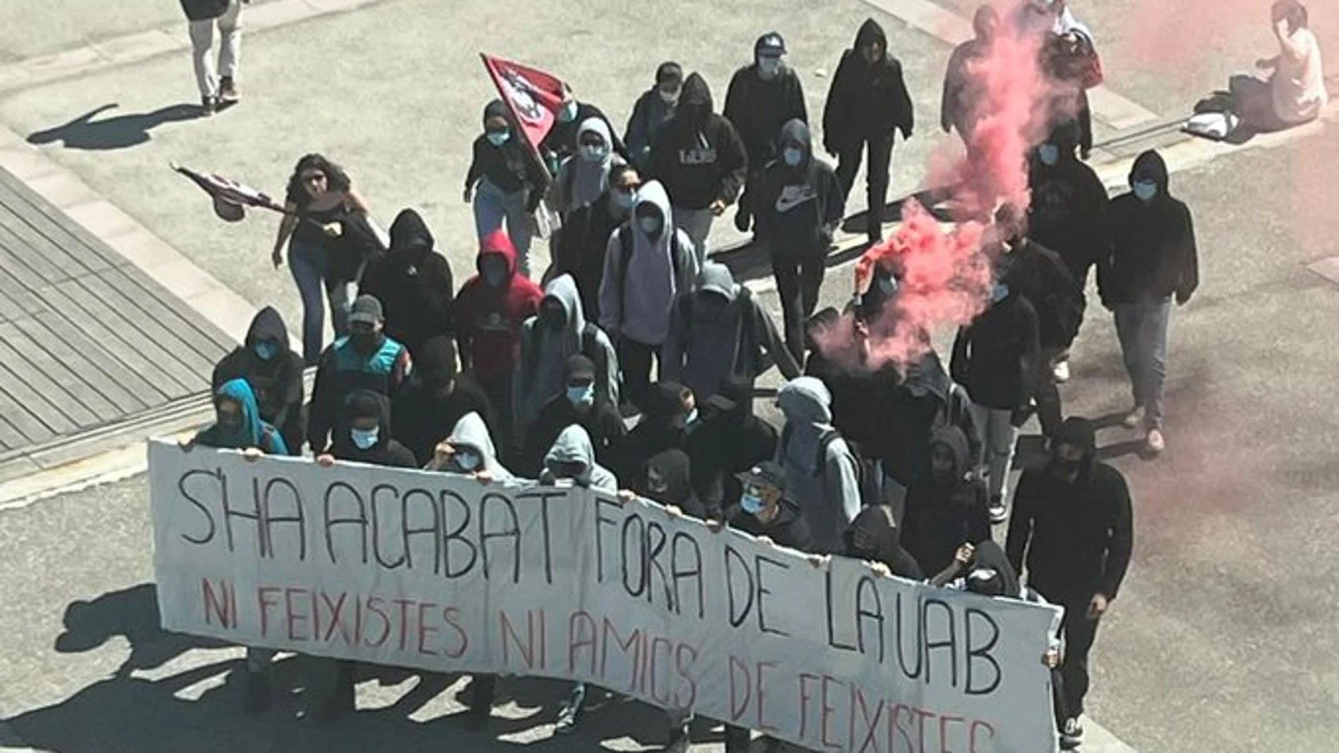 El grupo de encapuchados, en el campus de la UAB