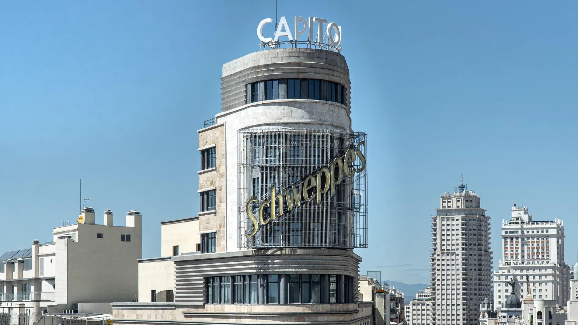 Encendido del nuevo letrero del hotel Capitol en la Gran Vía de Madrid