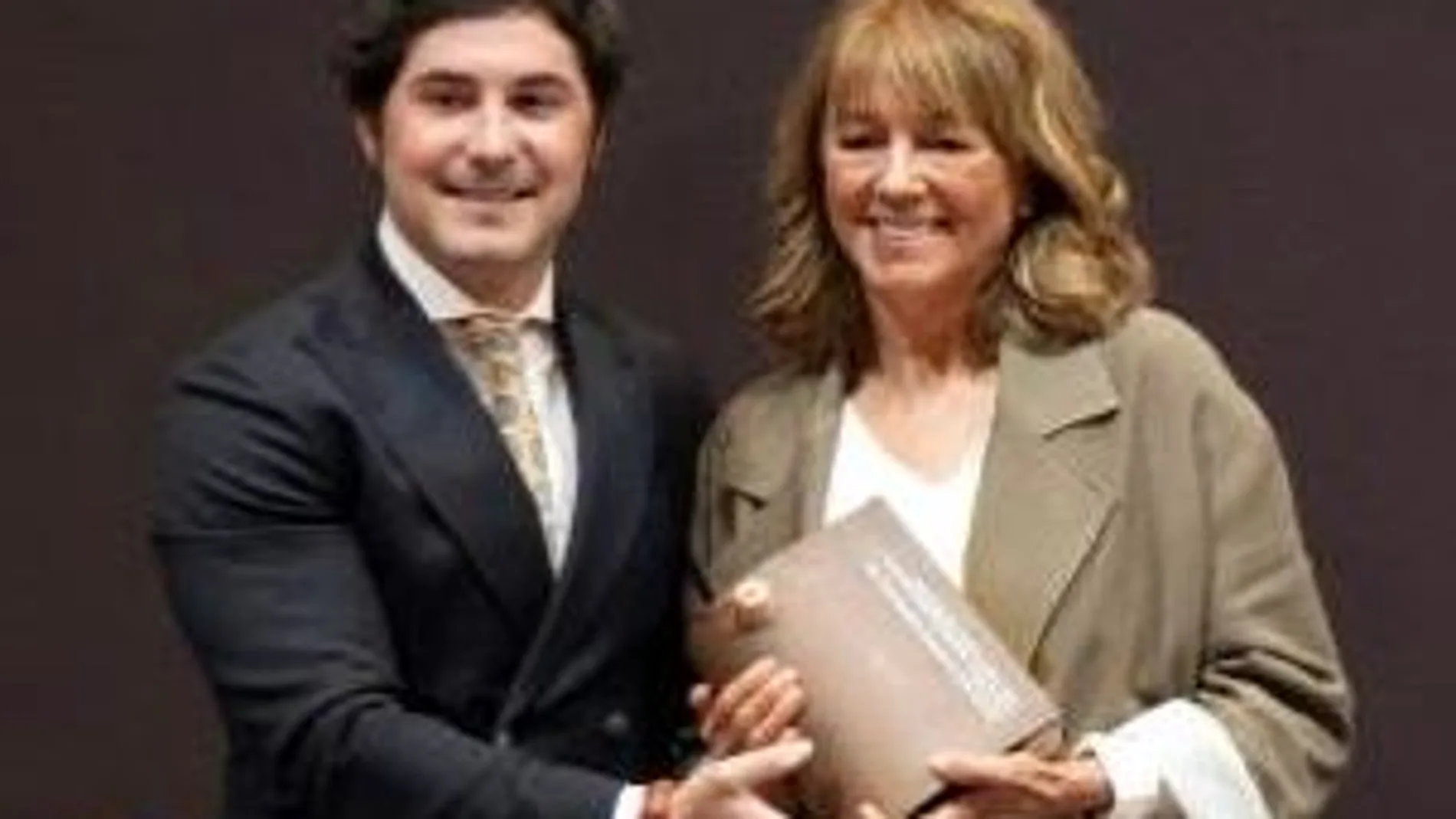 Mario Martín, Coordinador de la Guía Vinos Gourmets entregando el premio a Victoria Pariente, Fundadora de Bodegas José Pariente