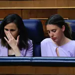 MADRID, 20/04/2023.- La ministra de Derechos Sociales Ione Belarra (i) y su compañera de partido y ministra de Igualdad, Irene Montero (d), durante el pleno celebrado este jueves en el Congreso. EFE/Zipi Aragón