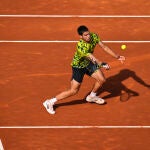 Alcaraz se dispone a volear ante Davidovich