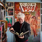 Pedro Almodóvar con uno de sus libros en su despacho de su productora El Deseo