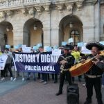 Los policías locales de Ávila protestan ante el Ayuntamiento de Ávila con un grupo de mariachis