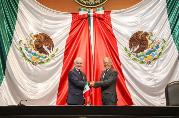 El presidente de la Cámara mexicana, Santiago Creel y el decano de Derecho de la UCM, Ricardo Alonso