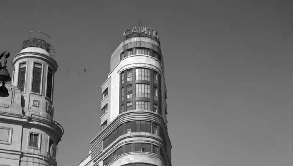 El edificio Carrión, conocido también como el &quot;edificio Capitol&quot;, en una imagen tomada entre 1950 y 1955 del Archivo Regional de la Comunidad de Madrid.