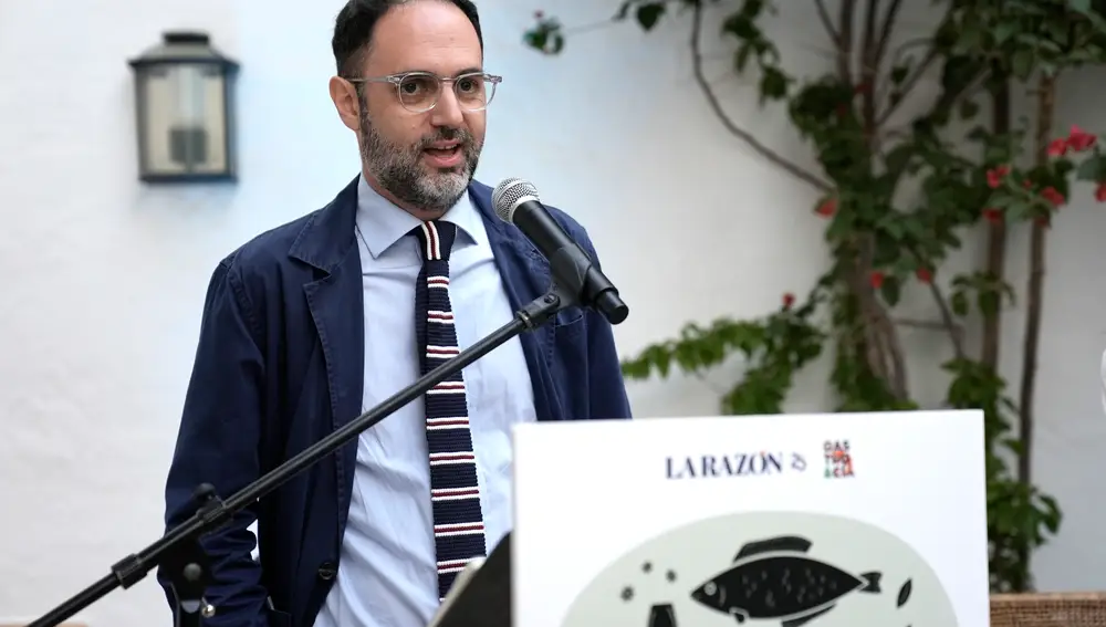El delegado de LA RAZÓN en Andalucía, José Lugo, da unas palabras de bienvenidas al comienzo del acto