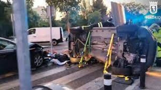 Una mujer queda atrapada tras girar y volcar su coche en Madrid 