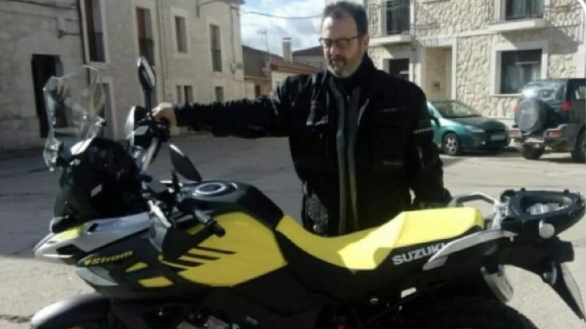 Ginés Carvajal, con su moto