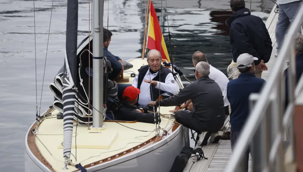 - El rey emérito Juan Carlos I, momentos después de subirse a una embarcación en el puerto de Sanxenxo, Pontevedra, este jueves. EFE/Lavandeira Jr