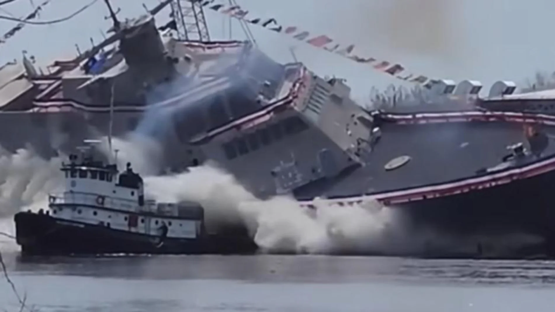 Momento en el que el barco USS Cleveland se echa sobre un remolcador en la botadura del primero