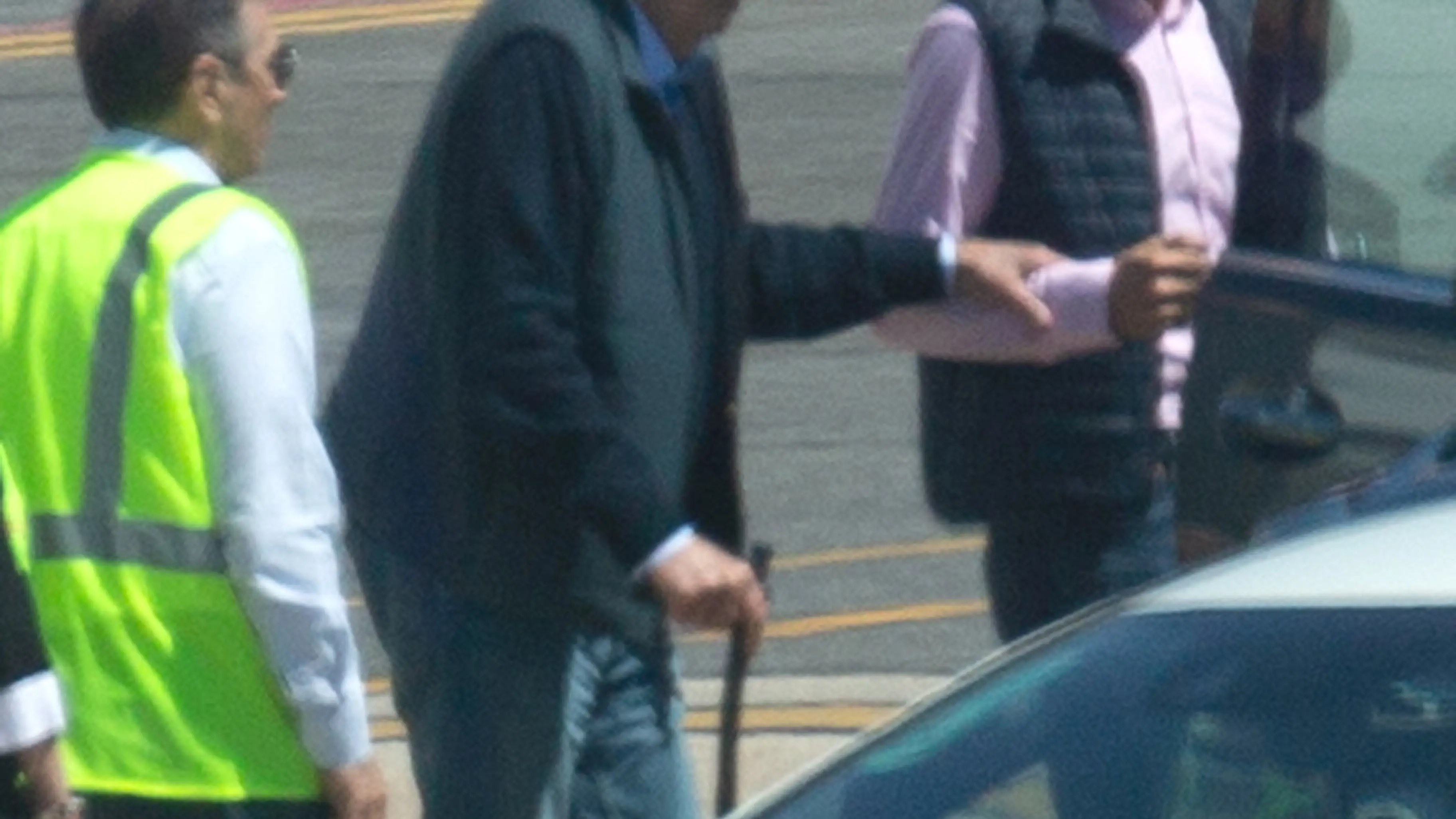 El Rey emérito Juan Carlos a su llegada al Aeropuerto Internacional de Vigo-Peinador, a 19 de abril de 2023, en Vigo, Pontevedra, Galicia (España). El rey Juan Carlos I ha aterrizado hoy en Vigo casi un año después de su última visita a España en mayo de 2022, cuando precisamente también visitó la ciudad olívica para luego partir hacia la localidad pontevedresa de Sanxenxo, al igual que hará en esta ocasión. El Rey emérito acudió ayer, 18 de abril, al partido de Champions que se disputó en Londres entre el Real Madrid y el Chelsea. Durante su viaje en Sanxenxo, asistirá a una regata en la que participará su barco, el ‘Bribóní.