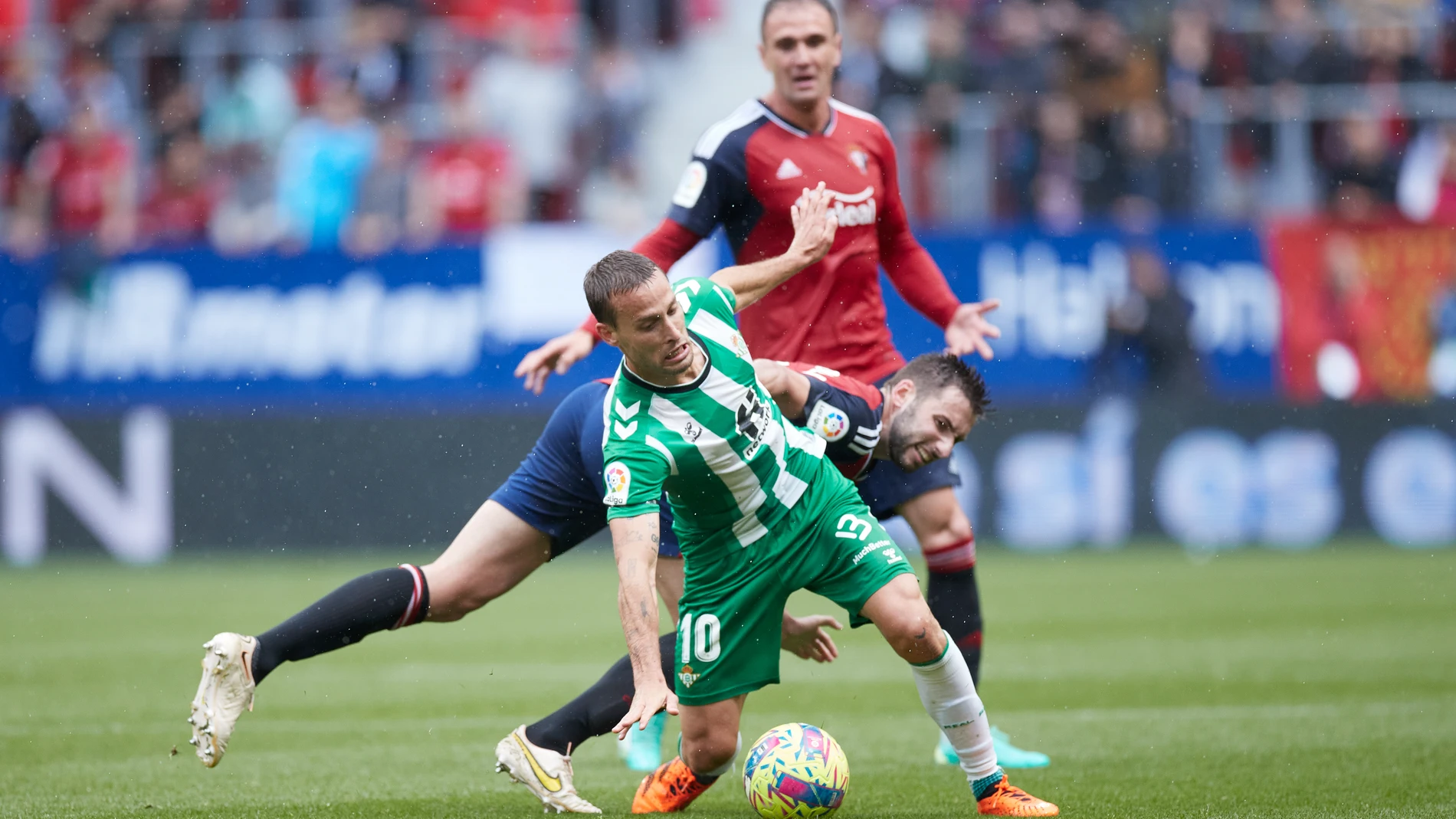 Sergio Canales of Real Betis Balompie competes for the ball with Jon Moncayola of CA Osasuna during the La Liga Santander match between CA Osasuna and Real Betis Balompie at El Sadar on April 22, 2023, in Pamplona, Spain. Ricardo Larreina / Afp7 22/04/2023 ONLY FOR USE IN SPAIN