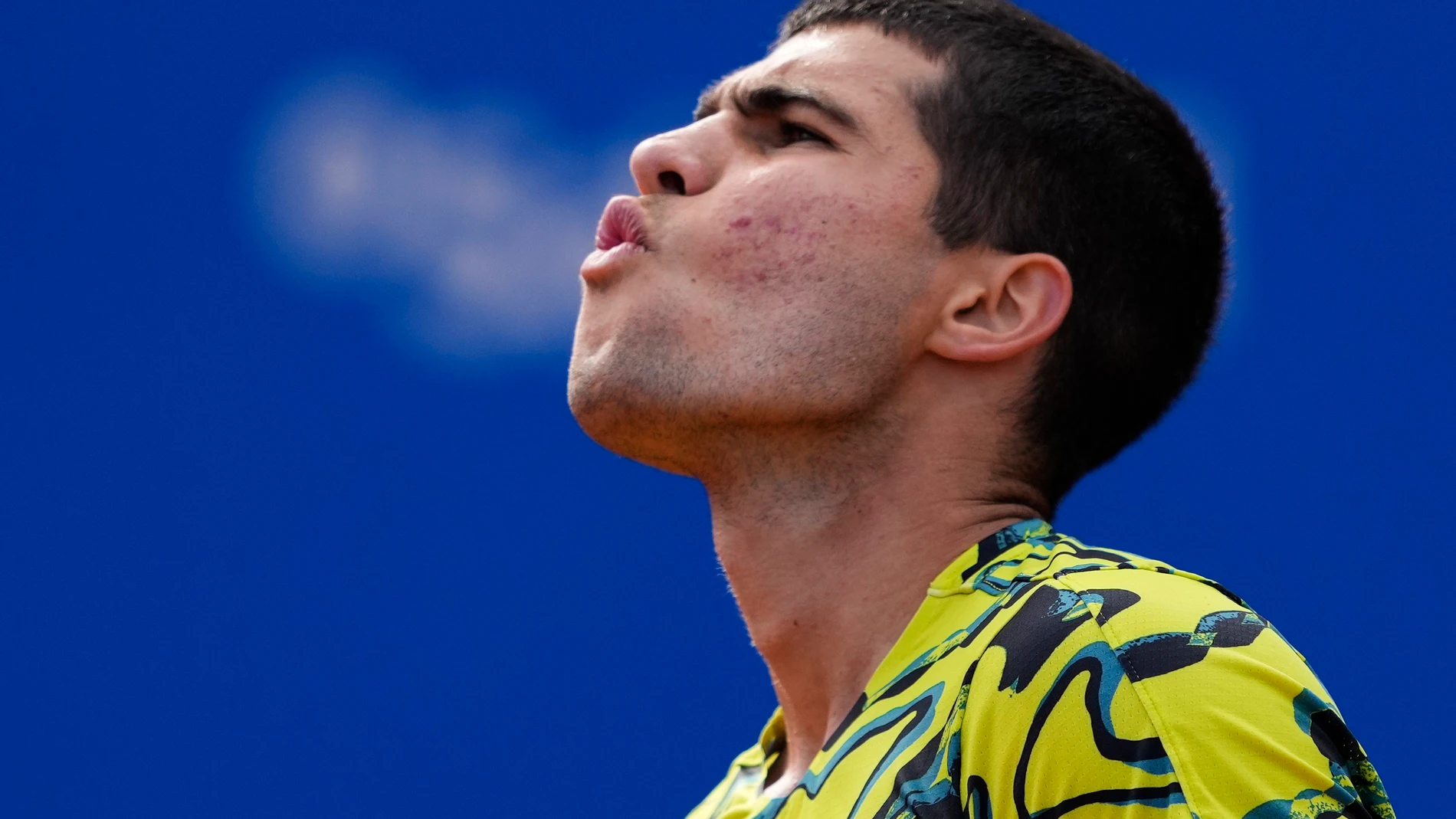 BARCELONA, 22/04/2023.- El tenista español Carlos Alcaraz durante la semifinal del Barcelona Open-Trofeo Conde de Godó disputada ante el británico Daniel Evans tras la semifinal este sábado en Barcelona. EFE/Alejandro García