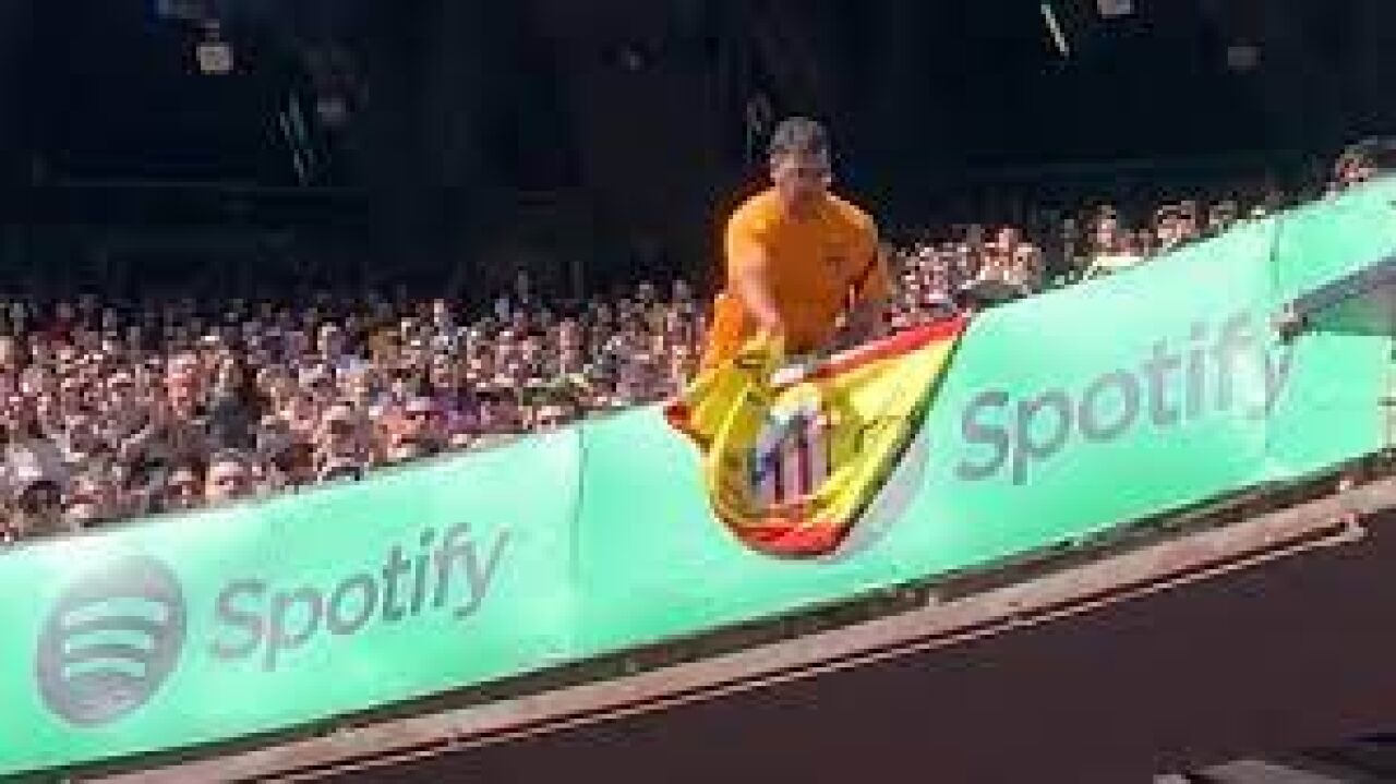 Expulsión en el Camp Nou de un aficionado del Atlético de Madrid con una bandera española imagen imagen
