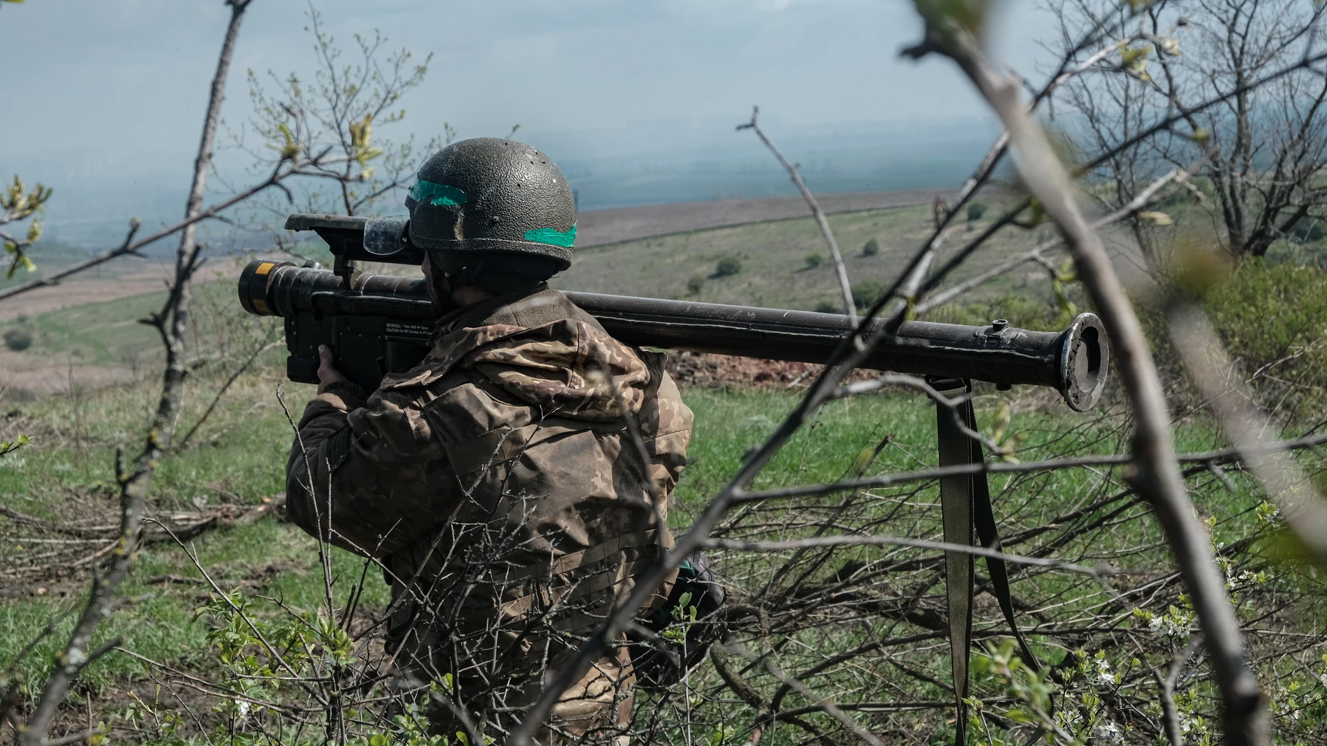 Bakhmut (Ukraine), 23/04/2023.- A member of the Ukrainian army's anti-aircraft missile division of the 57th Brigade in position outside of Bakhmut, Ukraine, 23 April 2023. Russian troops entered Ukrainian territory in February 2022, starting a conflict that has provoked destruction and a humanitarian crisis. (Rusia, Ucrania) EFE/EPA/Maria Senovilla 