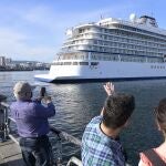 El crucero ‘Viking Skyí arriba al muelle de Trasatlánticos del puerto de A Coruña, a 11 de septiembre de 2021, en A Coruña, Galicia (España). El puerto de A Coruña recibe este sábado el primer crucero desde el inicio de la crisis sanitaria por la pandemia del covid, en marzo de 2020. Se trata del ‘Viking Skyí, de la naviera Viking Ocean Cruisesí. El buque, de 228 metros de eslora, ha llegado esta mañana con 250 pasajeros a bordo, por debajo de su capacidad máxima, establecida en 930 turistas. Procedente de Dublín, abandonará la ciudad a partir de las 17,00 horas para partir rumbo a Oporto.