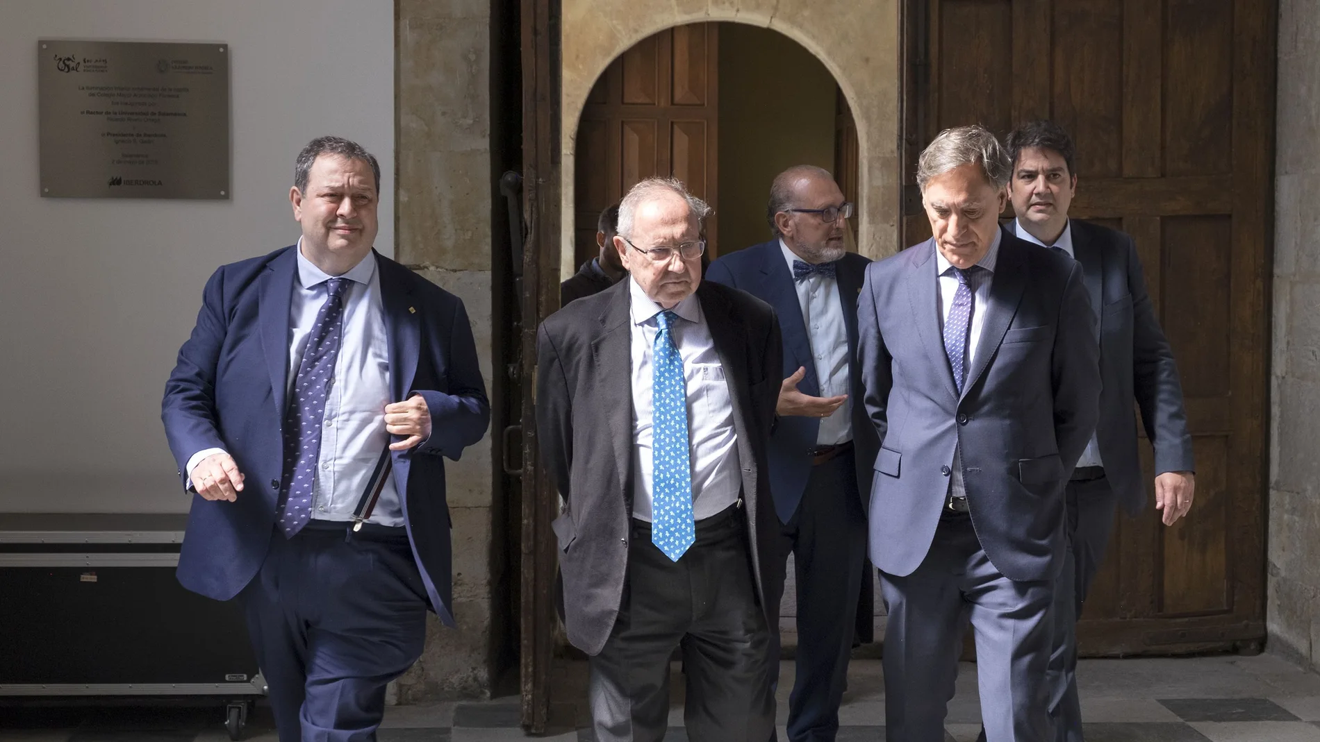Bonet, a su llegada al foro junto al alcalde Carlos García Carbayo y el presidente de la Cámara de Salamanca, Benjamín Crespo