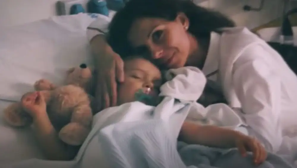 Imagen de Esther con Ian en la cama del hospital