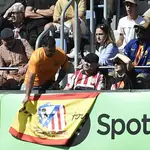 Un aficionado culé arrancó la bandera del hincha atlético