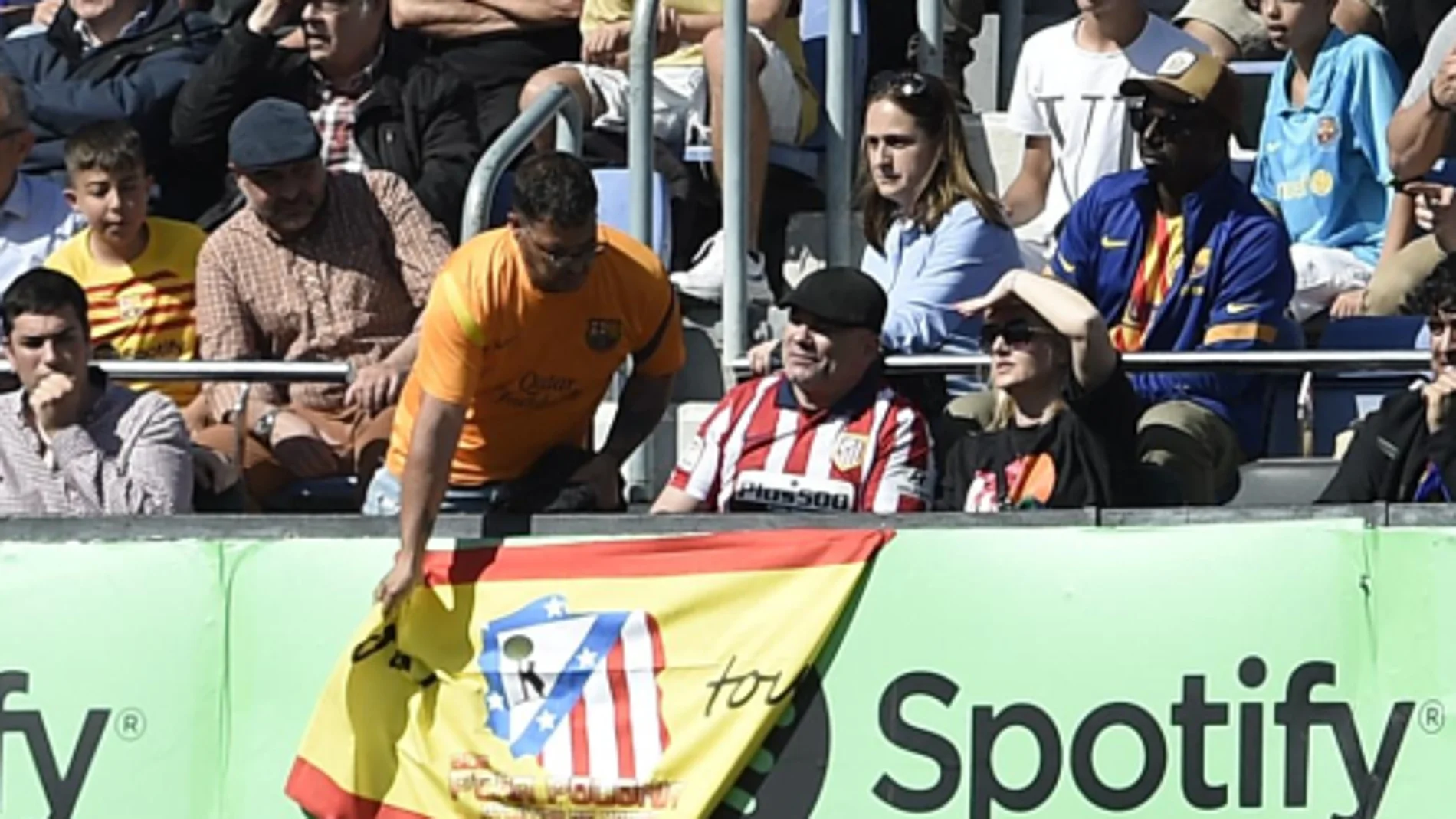 Un aficionado culé arrancó la bandera del hincha atlético