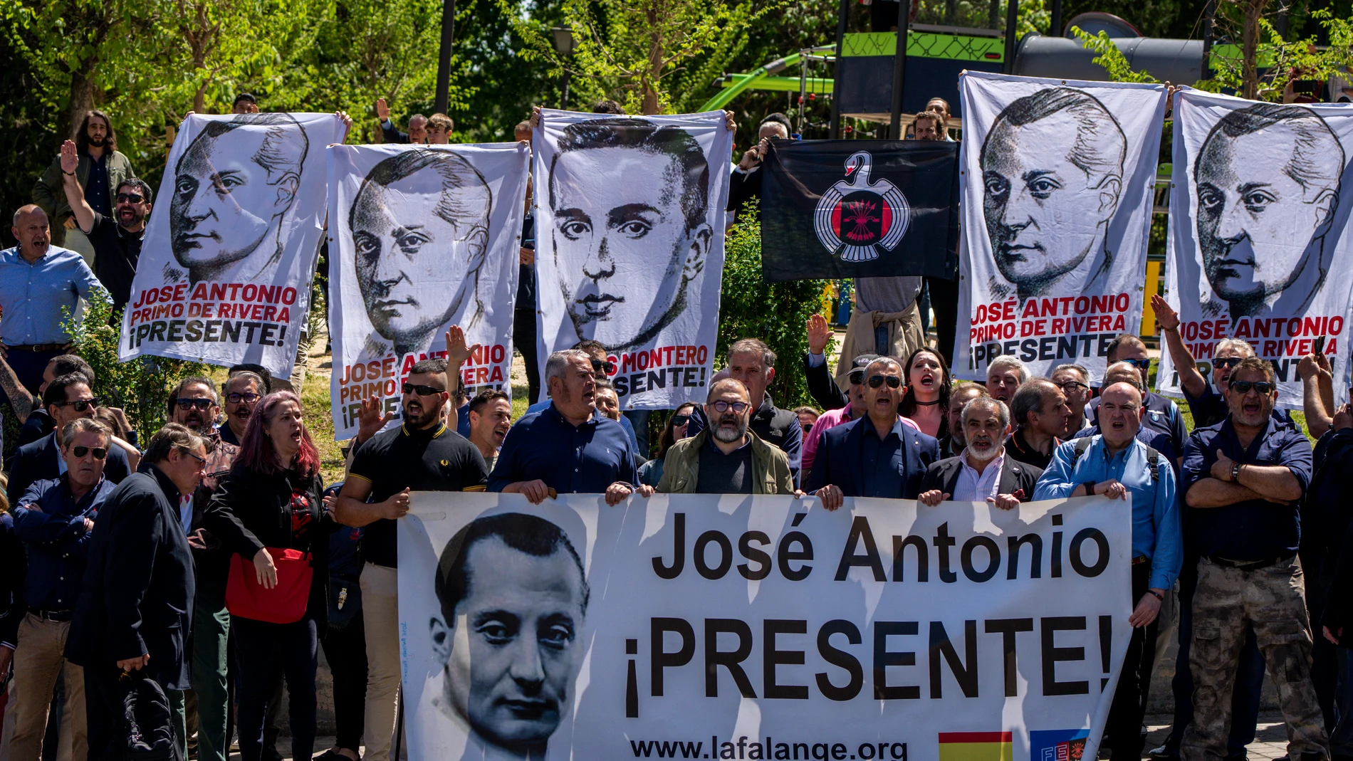 Pancartas a favor de Primo de Rivera frente a la entrada del cementerio de San Isidro