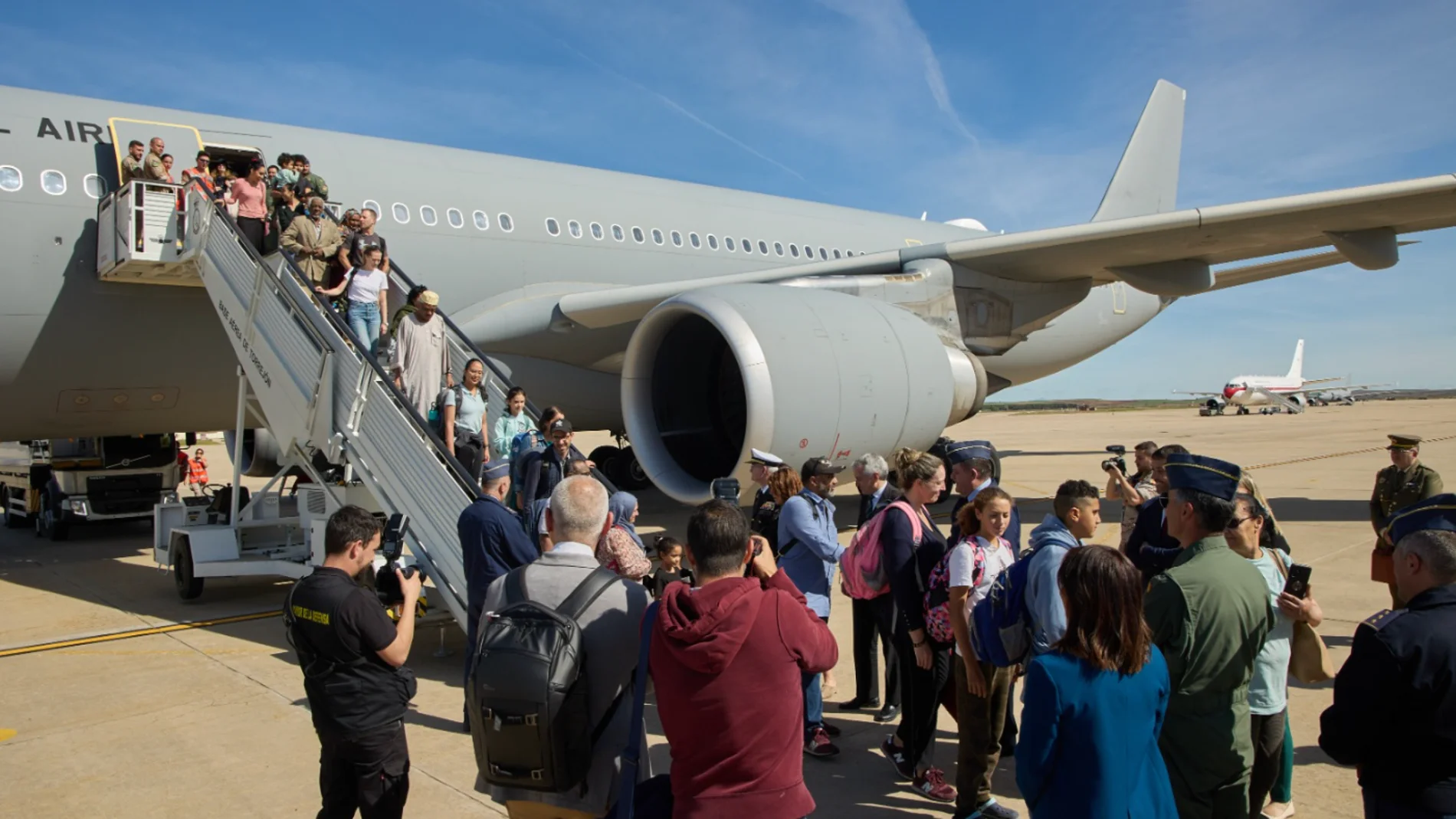 Llega a Torrejón el avión con 72 personas evacuadas de Sudán