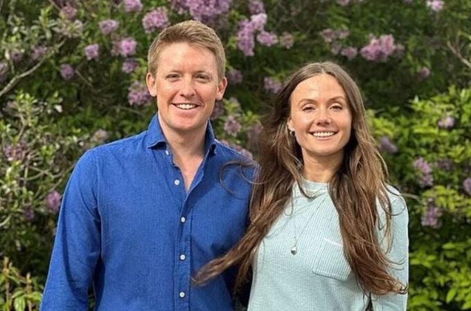 Hugh Grosvenor y Olivian Henson 