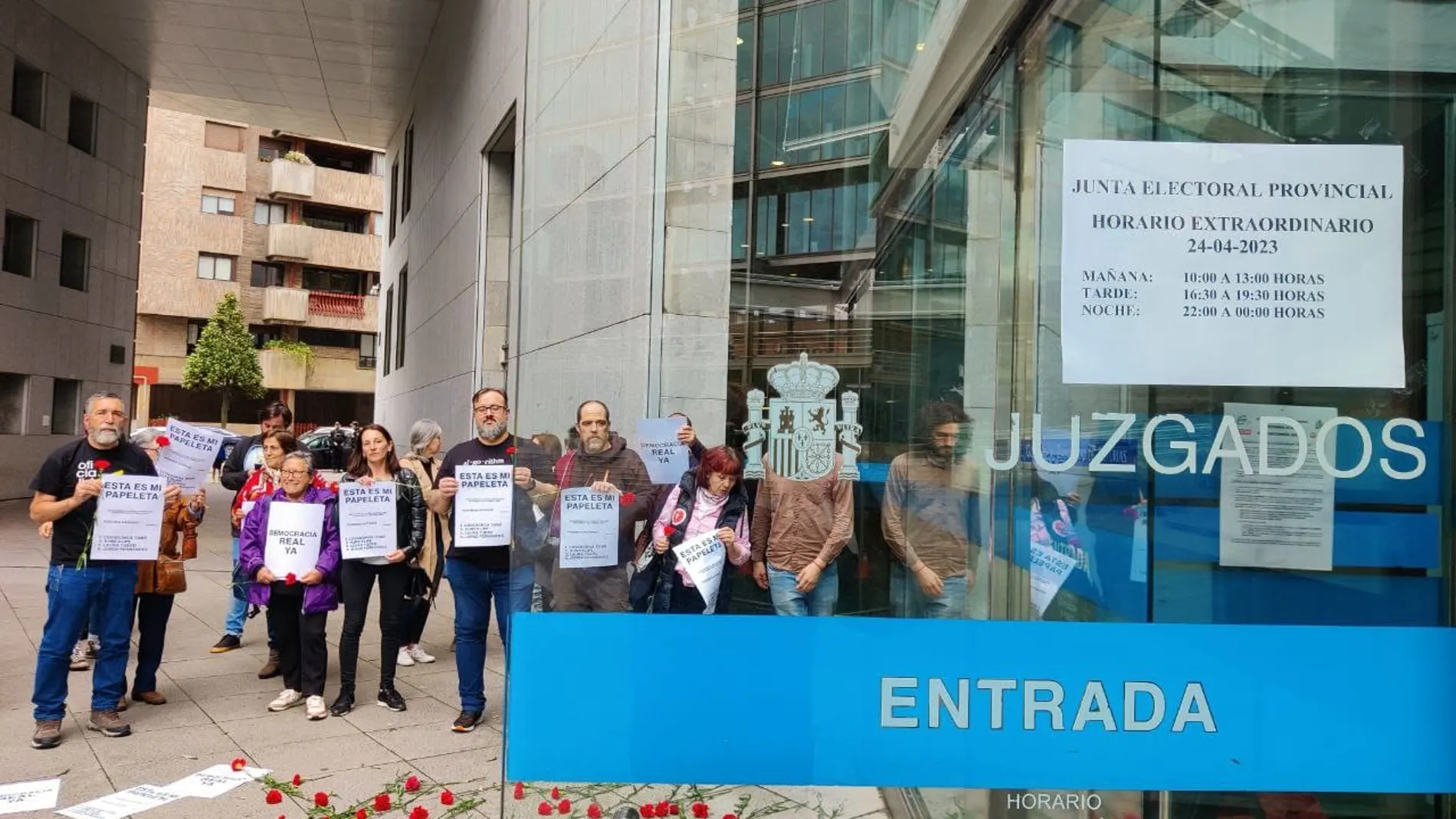 Afines a la cabeza de lista de Podemos Asturias, Covadonga Tomé, se manifiestan a las puertas de la Junta Electoral de Gijón
