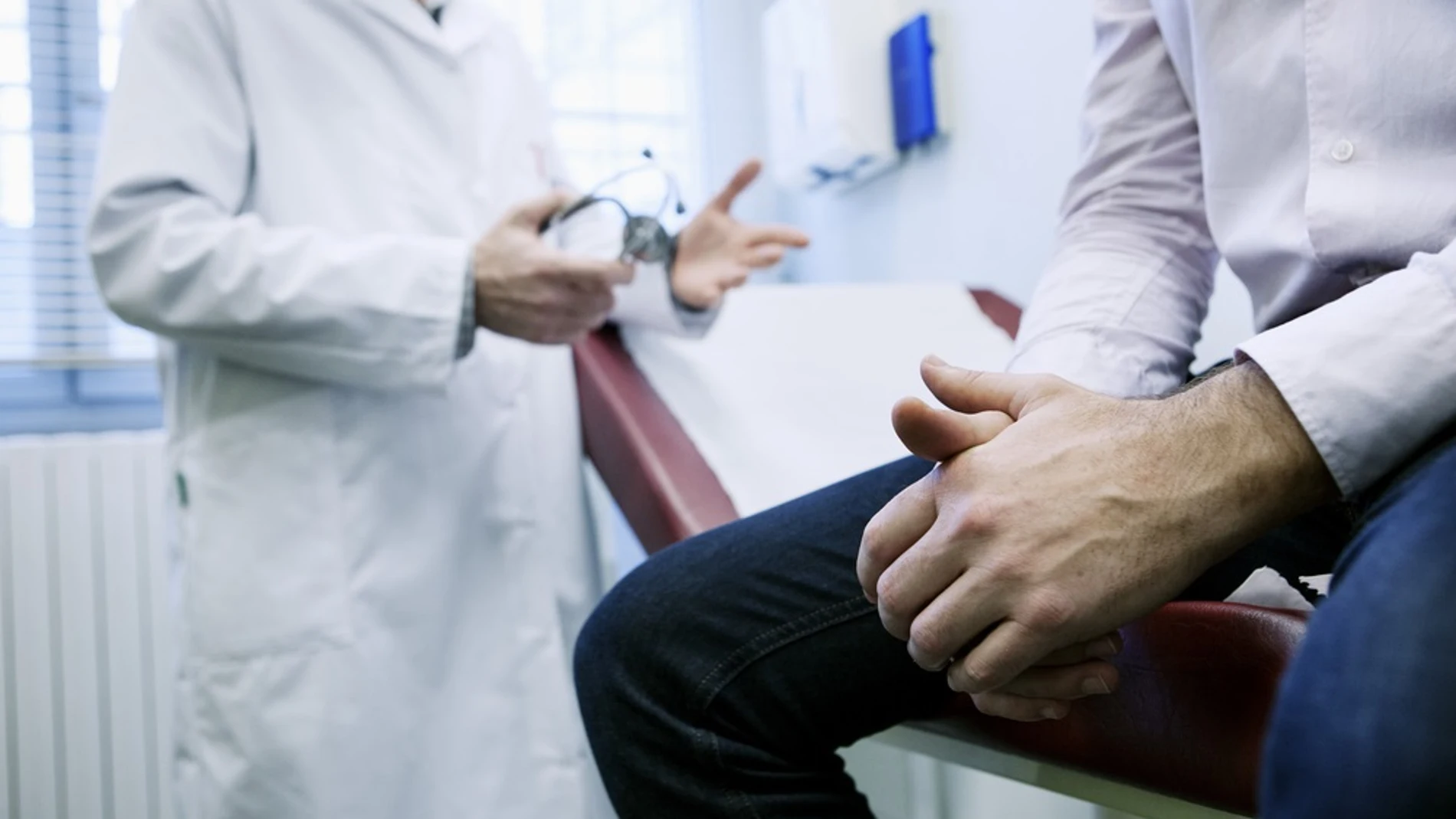 Un médico atiende a un paciente en consulta
