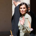 La Reina Letizia con vestido de lunares.