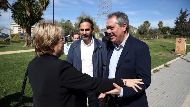 El candidato socialista Daniel Pérez y Juan Espadas, en Málaga