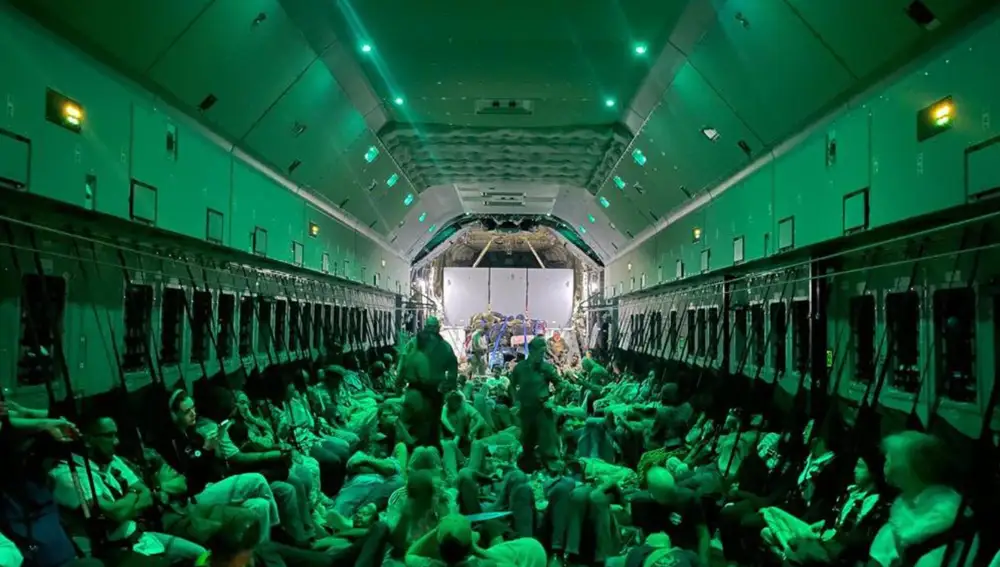 Los ciudadanos evacuados, en la bodega del A400-M del Ejército del Aire
