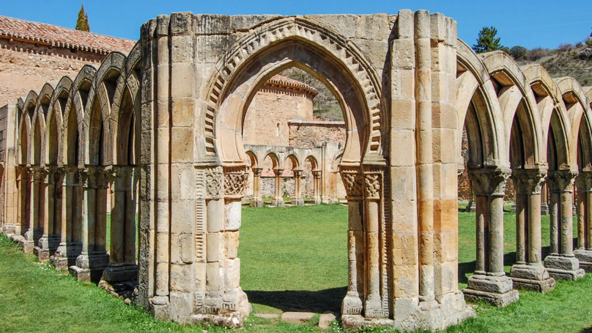 Claustro del Monasterio abandonado de San Juan de Duero