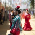 Flamenca pasea por el Real de la Feria 