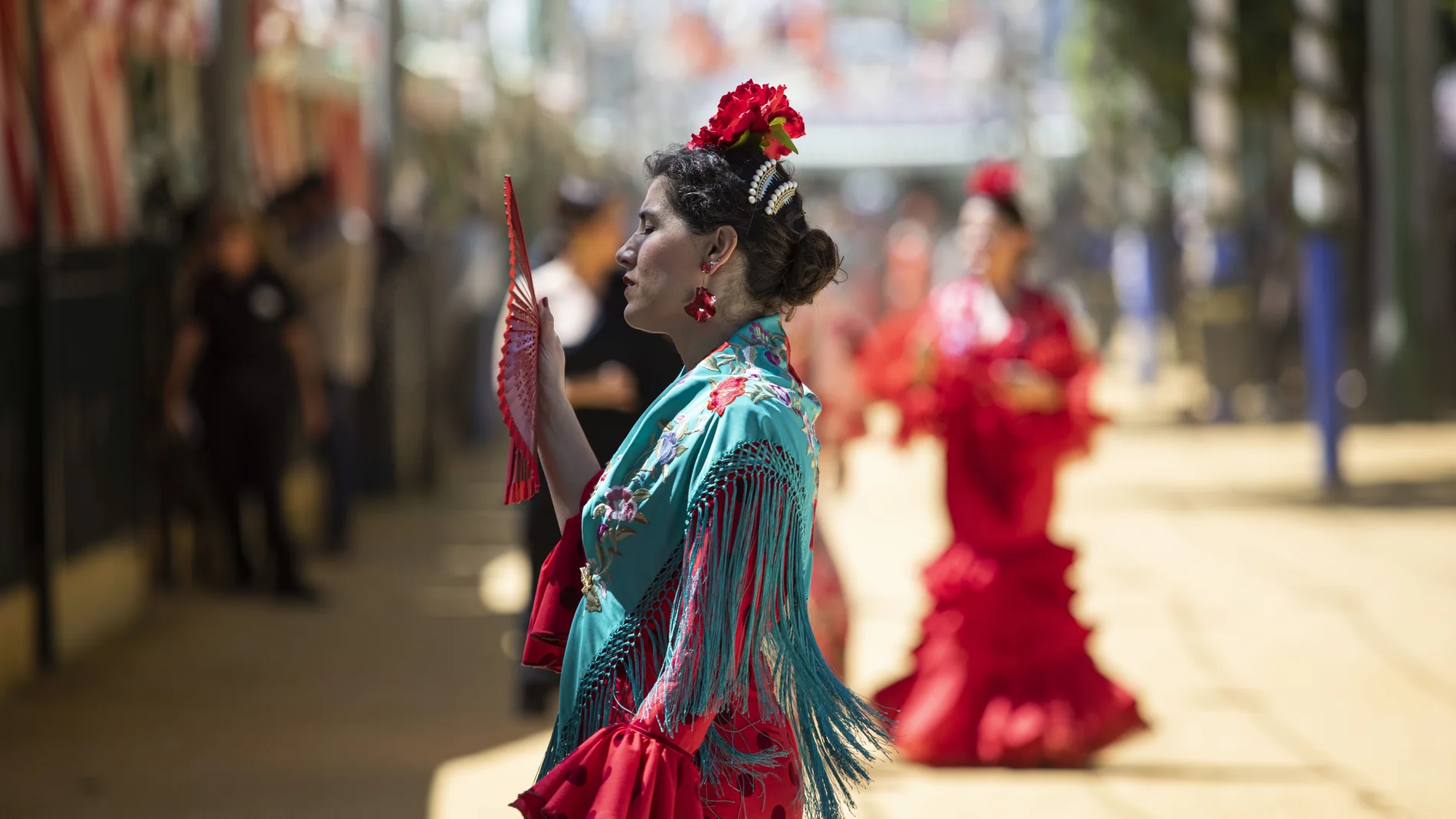 Flamenca pasea por el Real de la Feria 