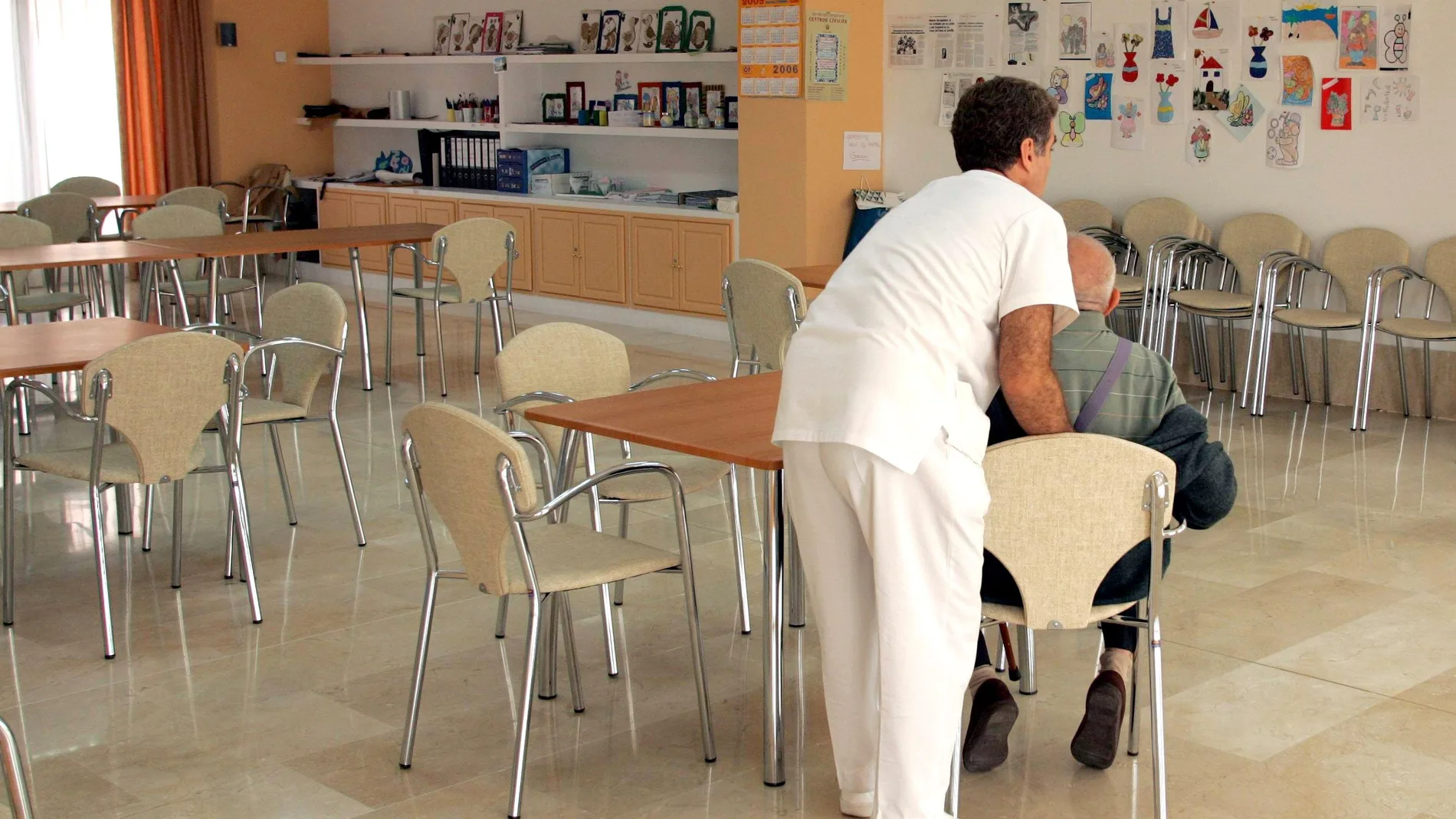 Un enfermero ayuda a un residente en centro de mayores de Valladolid