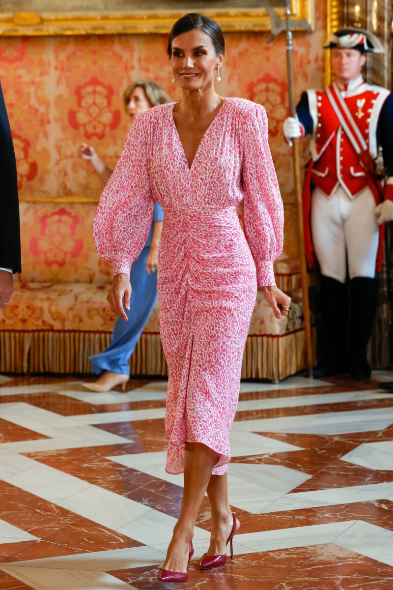 La Reina Letizia con vestido de estreno.