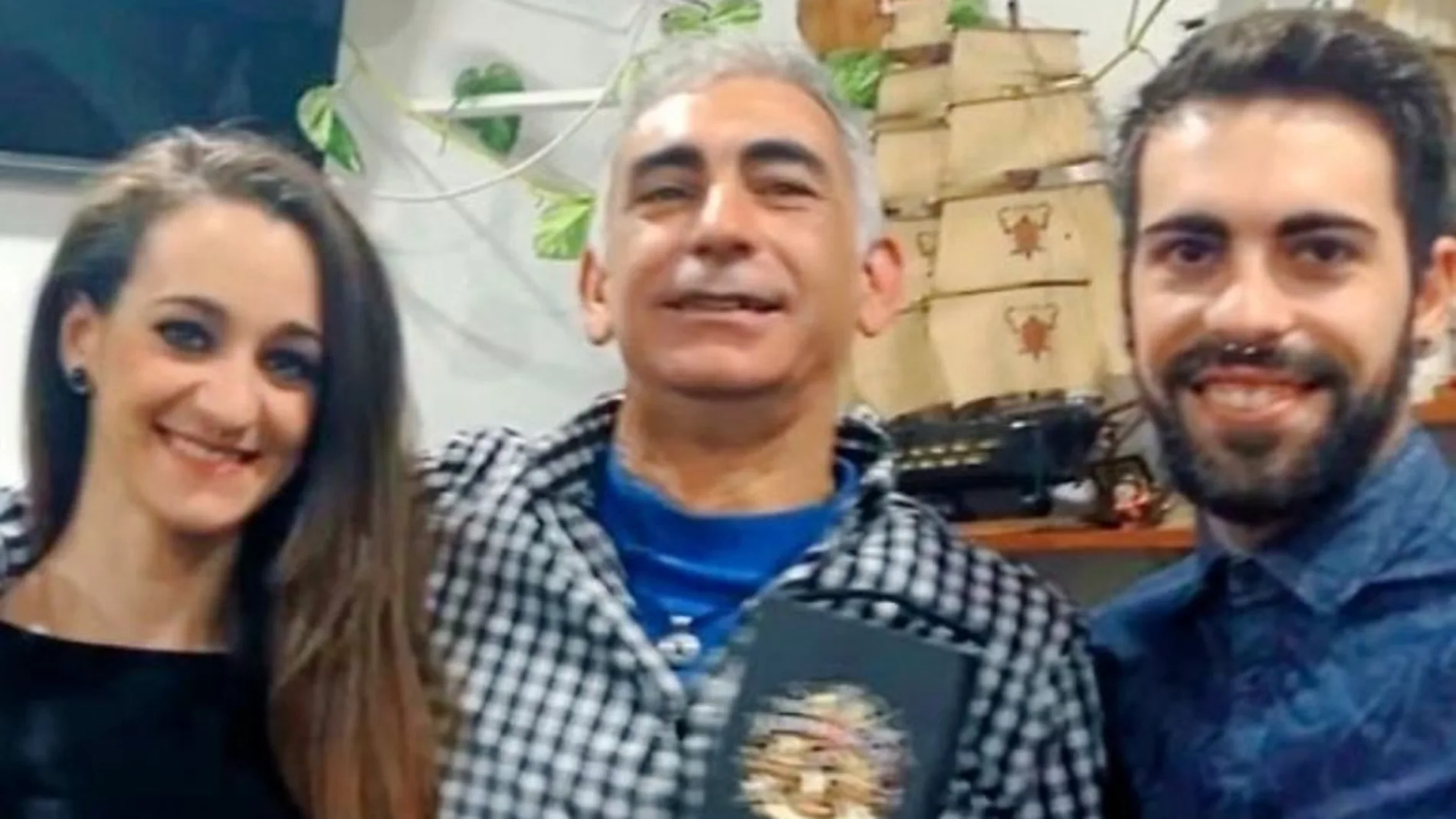 Los dos hermanos con su padre