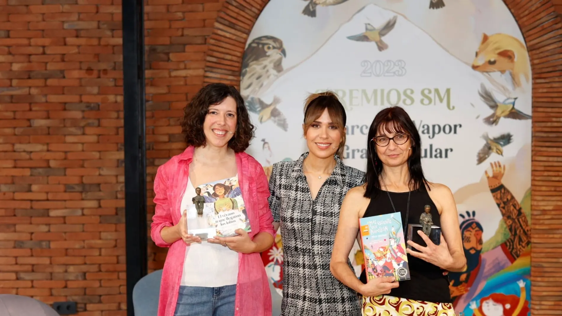 Patricia García, a la izquierda, la periodista María Gómez y Mónica Rodríguez, durante la entrega del premios SM de literatura infantil y juvenil