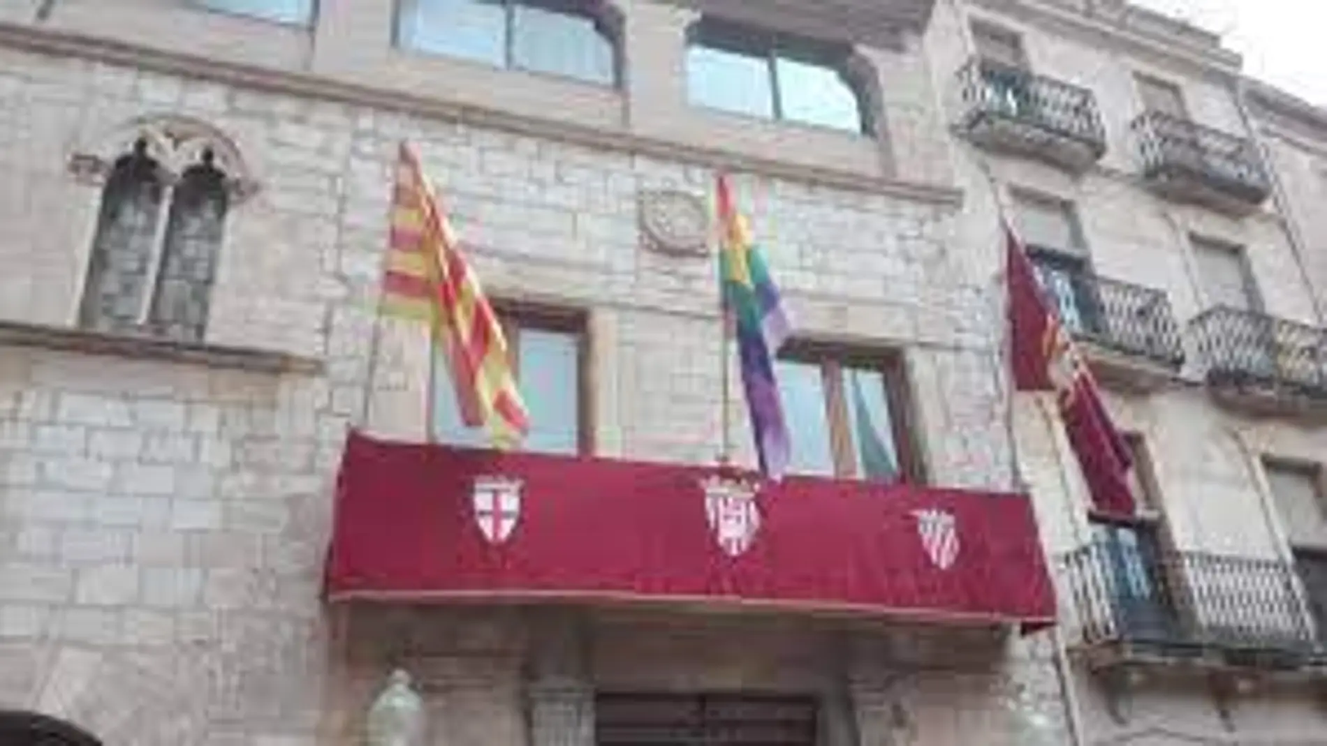 El Ayuntamiento, sin la bandera española 